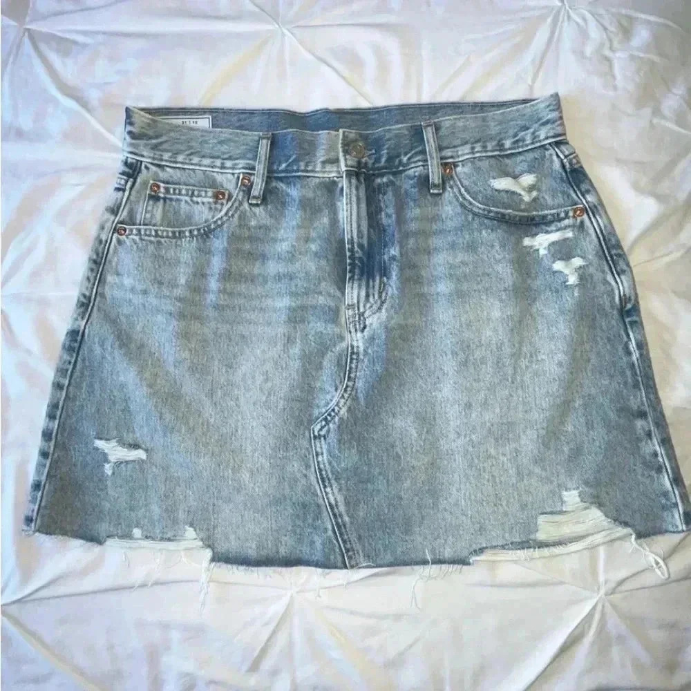 NWOT Women’s Gap “Icon Denim Skirt” Five Pocket Mini Skirt Light Wash SIZE 31/12
